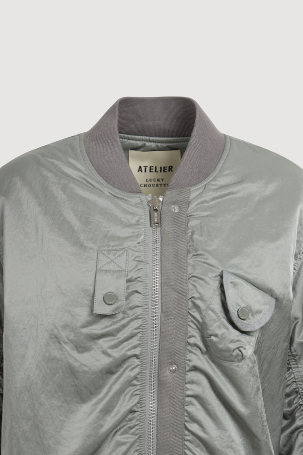 [Re-Order] [아뜰리에] 러플 디테일 하프 점퍼 (카키)는 봄, 가을에 산책룩 또는 캐주얼, 미니멀 스타일을 연출하기 좋은 여성 점퍼입니다. 부드러운 촉감의 나일론 소재로 제작되었으며, 보통 두께감으로 간절기에 활용하기 좋습니다. 코쿤핏 디자인에 은은한 광택감이 돋보이며, 러플 디테일과 파카링 봉제, 미니 포켓, 플라켓 디자인이 특징입니다. 지퍼형 여밈 방식으로 간편하게 착용할 수 있으며, 하프 기장의 블루종 스타일로 다양한 하의와 매치하기 좋습니다. 카키 컬러로 어떤 옷에도 잘 어울려 데일리 아우터로 추천합니다.
