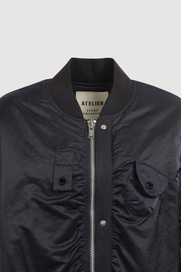 [Re-Order] [아뜰리에] 러플 디테일 하프 점퍼 (다크 네이비)는 산책룩과 봄 소풍룩에 어울리는 여성용 아우터입니다. 다크 네이비 컬러의 무지 디자인으로, 캐주얼, 미니멀, 클래식 스타일을 연출하기 좋습니다. 부드러운 촉감의 나일론 소재로 제작되었으며, 힙 기장의 코쿤핏으로 편안하게 착용할 수 있습니다. 지퍼형 여밈 방식에 긴 소매, 블루종 코트 타입으로 디자인되었으며, 러플 디테일, 파카링 봉제, 미니 포켓, 플라켓 디자인, 은은한 광택감이 특징입니다. 봄, 가을 시즌에 활용하기 좋은 보통 두께의 점퍼입니다.
