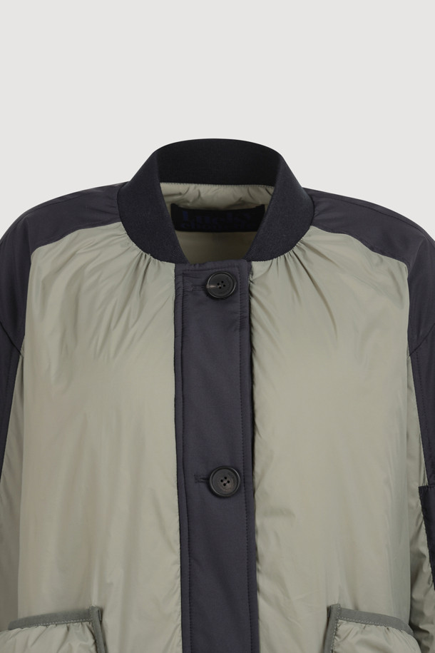 카키 컬러의 볼륨 패딩 점퍼입니다. 가을, 겨울 시즌 여성 의류로, 가볍고 부드러운 나일론 소재를 사용하여 편안한 착용감을 선사합니다. 오버핏 디자인에 볼륨감 있는 실루엣이 특징이며, 니트 시보리 디테일과 셔링 포켓으로 포인트를 더했습니다. 캐주얼 및 미니멀 스타일을 즐겨 입는 분들께 산책룩으로 추천하는 제품입니다. 버튼 여밈 방식의 크롭 기장으로 세련된 핏을 연출합니다.
