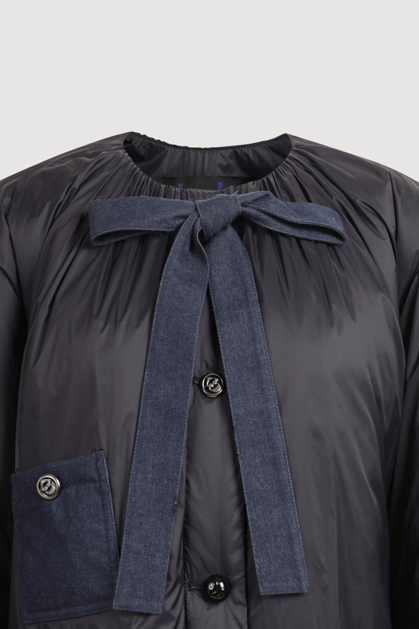 라운드 넥 패딩 점퍼 (블랙)는 겨울철 여성의 스타일을 책임질 아우터입니다. 페미닌하고 캐주얼한 무드를 동시에 연출하며, 셔링과 턱 디테일, 데님 배색 포켓, 끈 디테일이 돋보입니다. 넉넉한 루즈핏과 볼륨감 있는 실루엣으로 편안하면서도 세련된 스타일을 완성합니다. 부드러운 경량 소재에 두꺼운 두께감으로 따뜻함을 더하며, 긴 소매와 버튼 여밈 방식으로 보온성을 높였습니다. 미니멀, 로맨틱 스타일을 즐기는 분들께 추천합니다.
