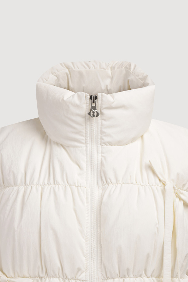 [Re-Order] 리본 다운 베스트 (다크 아이보리)는 겨울철 여성의 우아함과 따뜻함을 동시에 선사하는 다운 베스트입니다. 부드러운 촉감의 나일론과 스판덱스 혼방 소재, 그리고 샤이니 안감으로 고급스러운 착용감을 느낄 수 있습니다. 페미닌하고 캐주얼한 스타일을 연출하며, 리본 및 셔링 디테일로 포인트를 더했습니다. 투웨이 지퍼와 레귤러핏으로 편안한 착용감을 제공하며, 구스다운 충전재로 뛰어난 보온성을 자랑합니다. 데이트룩과 출근룩 등 다양한 TPO에 활용 가능하여, 캐주얼, 미니멀, 로맨틱 스타일을 즐기는 여성에게 추천합니다.
