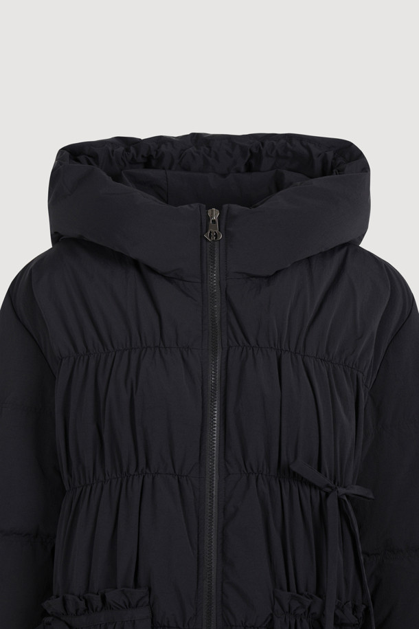 블랙 색상의 리본 후디 다운 점퍼는 페미닌하고 발랄한 무드를 연출합니다. 셔링 디테일과 프릴 단, 리본 장식이 여성스러운 포인트를 더하며, 볼륨감 있는 후드 디자인으로 사랑스러운 분위기를 선사합니다. 넉넉한 두께감과 유연한 촉감의 나일론, 스판 혼방 소재로 제작되어 편안한 착용감을 제공하며, 투웨이 지퍼와 긴 소매 기장으로 활동성을 높였습니다. 샤이니한 안감은 고급스러움을 더하며, 데이트룩, 모임룩, 클래식, 미니멀, 로맨틱 스타일을 즐겨 입는 여성분들께 추천합니다.
