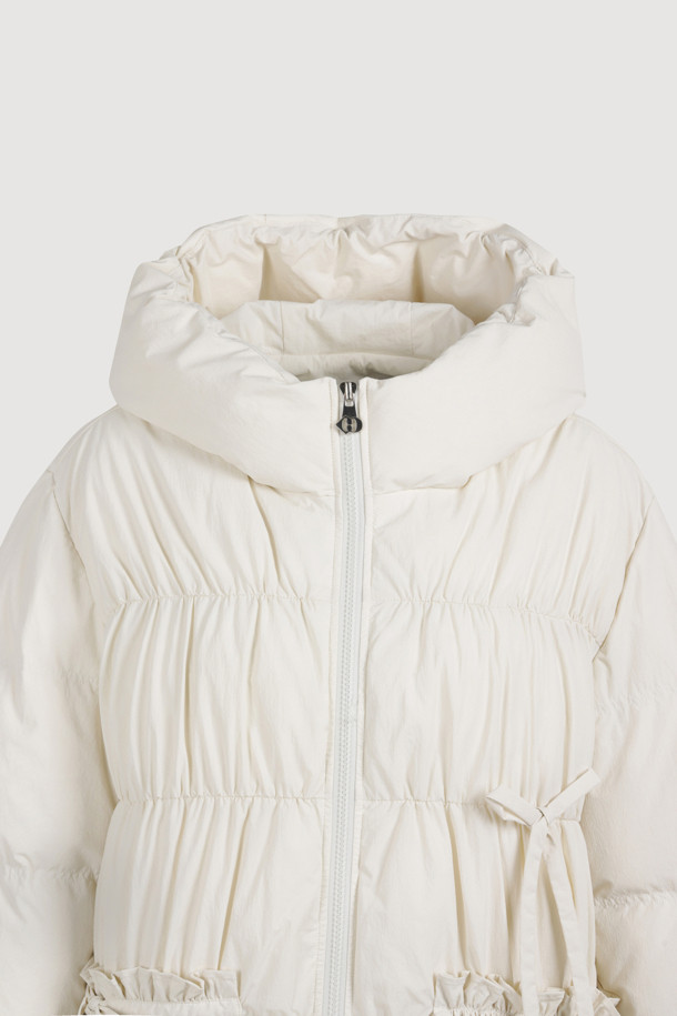 아이보리 컬러의 리본 후디 다운 점퍼는 페미닌하고 발랄한 무드를 연출합니다. 셔링, 프릴, 리본 디테일이 여성스러운 포인트를 더하며, 볼륨감 있는 후드와 샤이니한 안감으로 고급스러움을 더했습니다. 부드러운 촉감의 나일론, 스판 혼방 소재와 두꺼운 두께감으로 따뜻함을 선사하며, 투웨이 지퍼와 루즈핏 디자인으로 편안한 착용감을 제공합니다. 데이트룩, 모임룩, 미니멀, 클래식 스타일을 즐겨 입는 여성분들께 겨울철 필수 아이템입니다.
