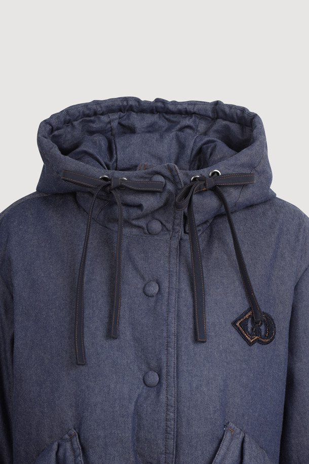 데님 구스다운 후디 점퍼 (블루)는 여성스러운 무드와 스포티한 스타일을 동시에 연출하는 아우터입니다. 두꺼운 데님 소재에 구스다운 충전재를 사용하여 보온성을 높였으며, 허리 아래 기장의 루즈핏으로 편안하게 착용할 수 있습니다. 소매는 니트 시보리로 마감하고 밑단에 밴딩을 더해 활동성을 더했습니다. 둥근 실루엣과 스트링 디테일이 돋보이는 겨울철 필수 아이템입니다. 스냅 여밈 방식으로 간편하게 착용 가능하며, 일상복으로 활용하기 좋습니다.
