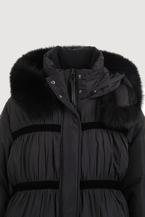 블랙 컬러의 폭스 퍼 트리밍 후드 다운 점퍼입니다. 여성스러운 페미닌 및 러블리 무드를 연출하며, 세미 A라인 핏으로 날씬한 실루엣을 선사합니다. 부드러운 구스다운 소재와 두꺼운 두께감으로 뛰어난 보온성을 제공하며, 탈부착 가능한 폭스 퍼 트리밍, 벨벳 리본 및 셔링 디테일이 고급스러움을 더합니다. 럭키 로고 패턴 안감과 긴 소매 기장, 집업 여밈 방식으로 편안한 착용감을 선사하며, 데이트룩, 모임룩, 연말 모임룩 등 다양한 TPO에 활용 가능합니다. 클래식, 로맨틱, 미니멀 스타일을 즐기는 여성분들께 추천합니다.
