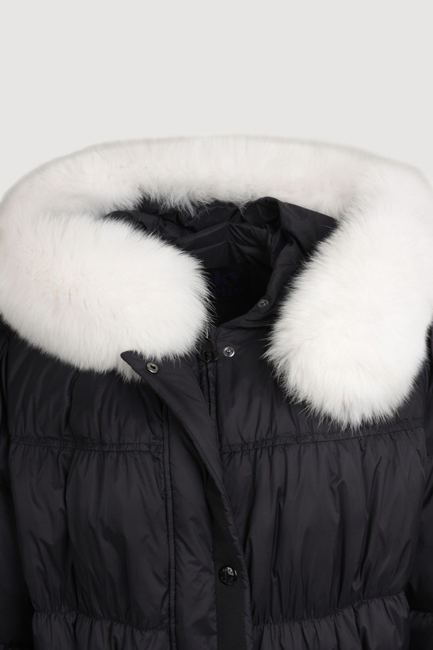블랙 컬러의 폭스 퍼 후드 구스다운 코트입니다. 추운 겨울, 캐주얼하고 미니멀한 스타일을 연출하기 좋습니다. 탈부착 가능한 리얼 폭스퍼 후드로 고급스러움을 더했으며, 허리 라인과 밑단 스트링으로 핏을 조절할 수 있습니다. 겉감은 부드러운 나일론 소재이며, 안감은 럭키 로고 패턴으로 디자인되었습니다. 출근룩이나 여행룩에 활용하기 좋은, 보온성이 뛰어난 맥시 기장의 구스다운 코트입니다.
