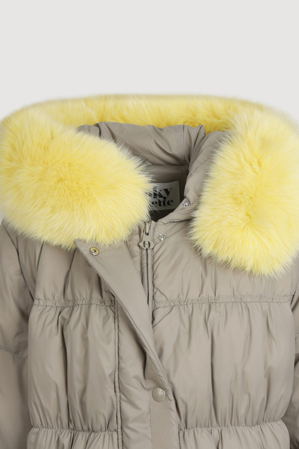 라이트 카키 색상의 폭스 퍼 후드 구스다운 코트는 겨울철 캐주얼 스타일을 완성하는 여성 아우터입니다. 탈부착 가능한 리얼 폭스퍼 후드가 고급스러운 분위기를 더하며, 허리와 밑단의 스트링 조절로 사이즈를 맞춤 조절할 수 있습니다. 겉감은 부드러운 촉감의 나일론 소재이며, 안감은 로고 패턴으로 포인트를 주었습니다. 맥시 기장의 두꺼운 구스다운 코트로 보온성을 높였으며, 지퍼와 스냅 여밈 방식으로 깔끔하게 착용 가능합니다. 여행룩, 캠핑룩 등 다양한 TPO에 미니멀, 클래식 스타일로 활용하기 좋습니다.
