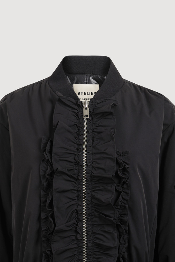 [Re-Order] [아뜰리에] 프릴 디테일 롱 패딩 점퍼는 여성 고객을 위한 겨울철 필수 아이템입니다. 페미닌한 무드를 더하는 프릴 디테일과 롱 기장, A라인 핏으로 세련된 실루엣을 연출합니다. 허리 및 밑단 스트링으로 사이즈 조절이 가능하며, 소매 포켓과 경량 소재로 실용성을 더했습니다. 부드러운 촉감의 폴리에스테르 소재로 제작되어 편안한 착용감을 선사하며, 데이트룩과 출근룩 등 다양한 TPO에 미니멀, 클래식, 로맨틱 스타일로 연출하기 좋습니다. 블랙 컬러의 무지 디자인으로 어떤 옷에도 쉽게 매치할 수 있습니다.
