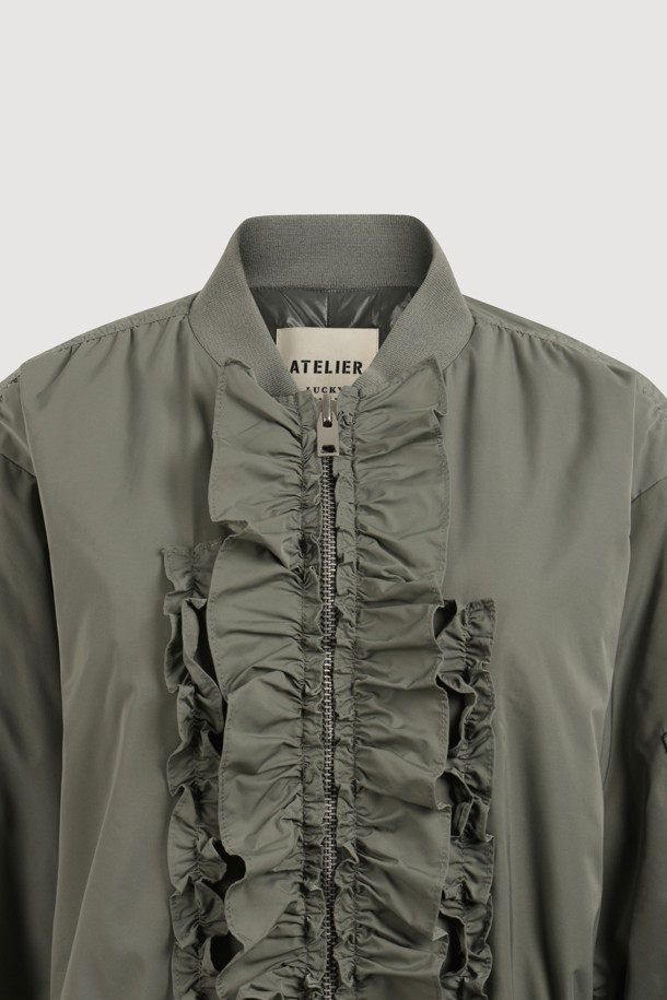 [Re-Order] [아뜰리에] 프릴 디테일 롱 패딩 점퍼는 여성 고객을 위한 겨울 시즌 필수 아이템입니다. 페미닌한 무드를 더하는 프릴 디테일과 롱 기장, A라인 핏으로 세련된 실루엣을 연출합니다. 카키 컬러의 무지 디자인에 지퍼 여밈 방식을 적용하여 편안하게 착용할 수 있으며, 허리 및 밑단 스트링으로 사이즈 조절이 용이합니다. 가볍고 따뜻한 폴리에스테르 소재에 로고 자수 디테일이 돋보이며, 데이트룩과 출근룩 등 다양한 TPO에 미니멀, 클래식, 로맨틱 스타일로 활용하기 좋습니다.
