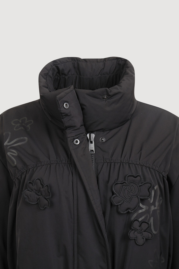 [Atelier] 옵션 벨트 다운 점퍼 (블랙)는 겨울철 여성의 우아함과 캐주얼함을 동시에 만족시키는 아우터입니다. 부드러운 나일론 소재와 두꺼운 두께감으로 따뜻함을 선사하며, 오버핏 디자인과 셔링, 패치워크, 러플 디테일이 페미닌한 무드를 더합니다. 옵션 벨트와 스트링 조절 기능으로 다양한 스타일 연출이 가능하며, 구스다운 충전재로 보온성을 극대화했습니다. 출근룩과 모임룩은 물론 미니멀, 클래식 스타일까지 소화 가능한 활용도 높은 벨티드 다운 점퍼입니다.
