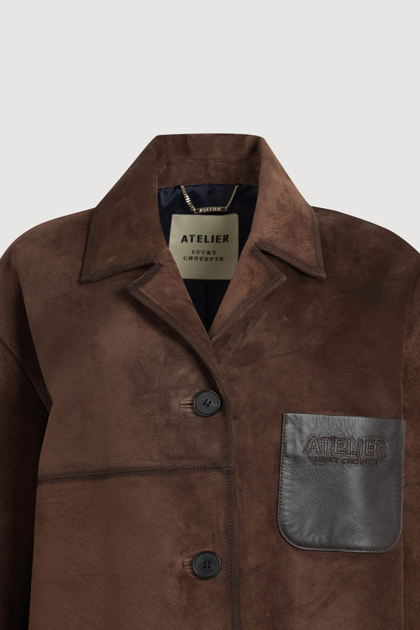 [Atelier] 리얼 스웨이드 롱 코트 (브라운)는 부드러운 촉감의 스웨이드 소재로 제작되어 가을과 겨울, 일상과 데일리룩에 모두 활용하기 좋은 여성 코트입니다. 클래식하고 유니크한 무드를 선사하며, 롱 기장의 H라인 핏으로 세련된 실루엣을 연출합니다. 싱글 버튼 여밈 방식과 두꺼운 두께감으로 따뜻함을 더하고, 오일 브릿지 워싱 처리와 가슴 포켓 레더 디테일, 로고 아플리케 자수, ATELIER 컬렉션 로고 패턴 안감 등 섬세한 디테일로 완성도를 높였습니다. 겨울철 데일리룩, 오피스룩, 모임룩 등 다양한 TPO에 맞춰 클래식, 미니멀, 시크 스타일을 연출해보세요.
