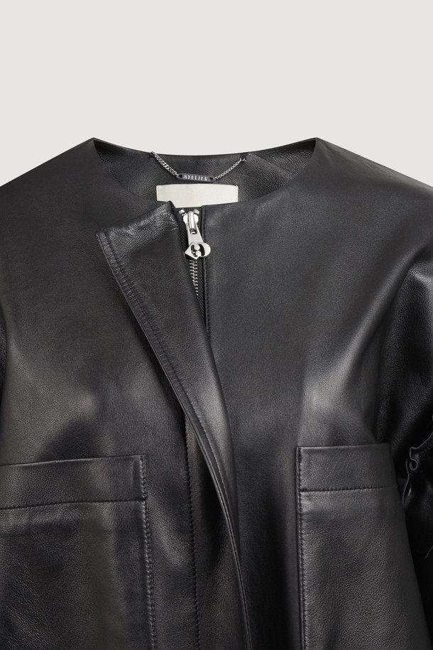 [Re-Order] [아뜰리에] 프릴 리얼 레더 점퍼 (블랙)는 부드러운 나파 양가죽 소재의 여성 점퍼입니다. 캐주얼과 페미닌 무드를 동시에 연출하며, 봄, 가을에 활용하기 좋습니다. 허리 스트링으로 핏 조절이 가능하며, 프릴 디테일이 여성스러운 포인트를 더합니다. 블랙 컬러의 무지 디자인으로 미니멀, 클래식한 스타일을 즐길 수 있으며, ATELIER 로고 패턴 안감이 고급스러움을 더합니다. 데이트룩, 모임룩에 적합한 아이템입니다.
