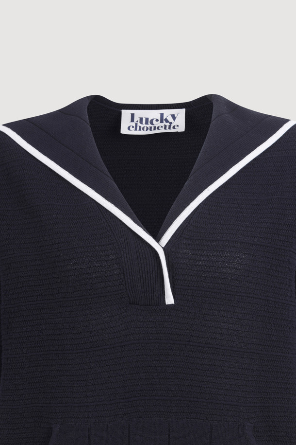 시원한 촉감의 니트 소재로 제작된 [Re-Order] Sailor Half Sleeve Knit Pullover (dark navy)입니다. 세일러 칼라 디자인과 볼륨감 있는 조직감, 컬러 파이핑 디테일이 돋보이며, 루즈핏과 여유로운 어깨 실루엣으로 편안하게 착용 가능합니다. 다크 네이비 컬러의 반소매 니트 풀오버로 여름철 캐주얼룩에 활용하기 좋습니다.
