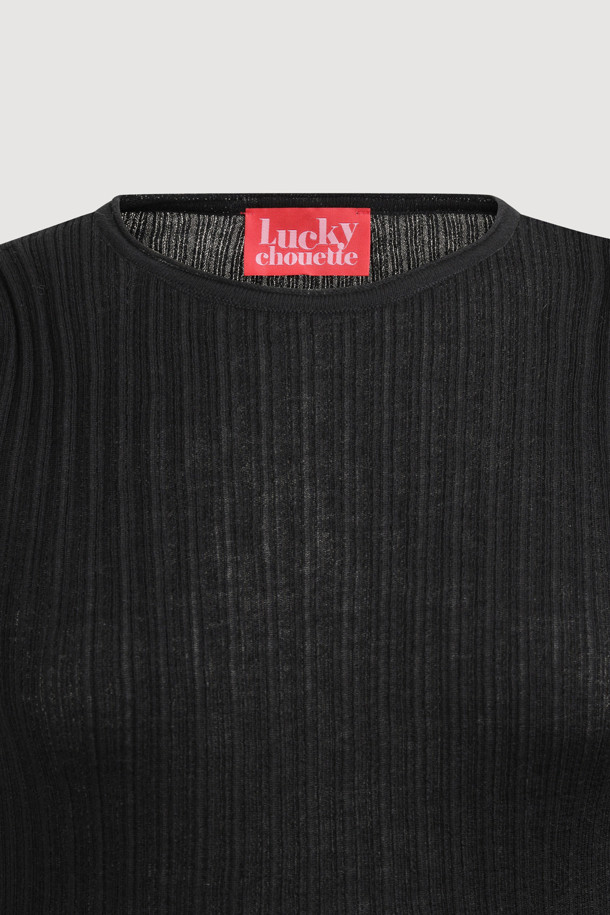 슬림 핏 립 니트 풀오버 (블랙)는 여성스러움을 강조하는 클래식하고 우아한 스타일의 니트입니다. 부드러운 울과 비스코스 혼방 소재로 제작되어 뛰어난 착용감을 선사하며 봄, 가을, 겨울에 활용하기 좋습니다. 라운드넥에 슬림핏으로 디자인되어 날씬한 실루엣을 연출하며, 소매 끝단 플레어 디자인과 배색 트리밍으로 포인트를 더했습니다. 일상, 데이트룩, 카페룩, 모임룩 등 다양한 TPO에 매치할 수 있으며, 이너 탑으로 활용하여 시크하고 미니멀한 스타일을 완성할 수 있습니다.
