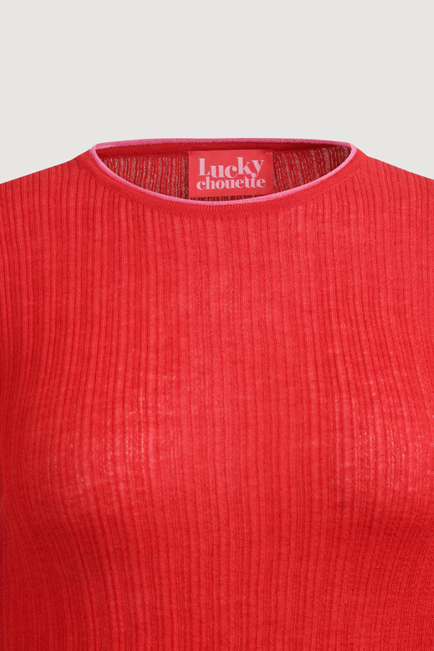 슬림핏 골지 니트 풀오버 (레드)는 가을과 겨울, 우아하고 클래식한 스타일을 연출하는 여성용 니트/스웨터입니다. 부드러운 울과 비스코스 혼방 소재로 제작되어 포근한 착용감을 선사하며, 슬림핏 라운드넥 디자인으로 세련된 실루엣을 강조합니다. 소매 끝단 플레어 디자인과 배색 트리밍 디테일이 돋보이며, 이너 탑과 함께 레이어드하여 다양한 스타일을 연출할 수 있습니다. 데이트룩, 카페룩, 겨울 데일리룩 등 다양한 TPO에 활용하기 좋으며, 미니멀하면서도 클래식한 무드를 완성해줍니다. 얇은 두께감으로 답답함 없이 편안하게 착용 가능합니다.
