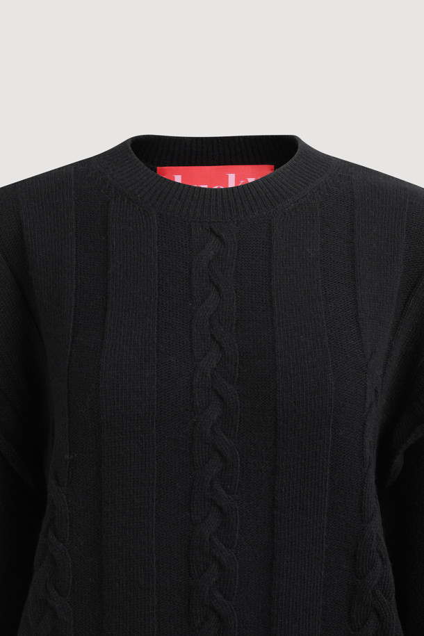 엔트리 케이블 니트 풀오버 (블랙)는 여성 의류로, 가을과 겨울에 따뜻하게 착용할 수 있는 상의입니다. 캐주얼하고 유니크한 스타일을 연출하며, 루즈핏의 라운드넥 디자인과 긴소매, 두꺼운 두께감으로 포근함을 더했습니다. 울 혼방 소재로 제작되어 부드러운 촉감을 느낄 수 있으며, 케이블 패턴과 프릴 디테일이 특징입니다. 겨울 데일리룩, 집콕룩, 동네 마실룩 등 다양한 TPO에 활용 가능하며, 니트 쇼츠와 함께 세트 착용하여 스타일리시하게 연출할 수 있습니다.
