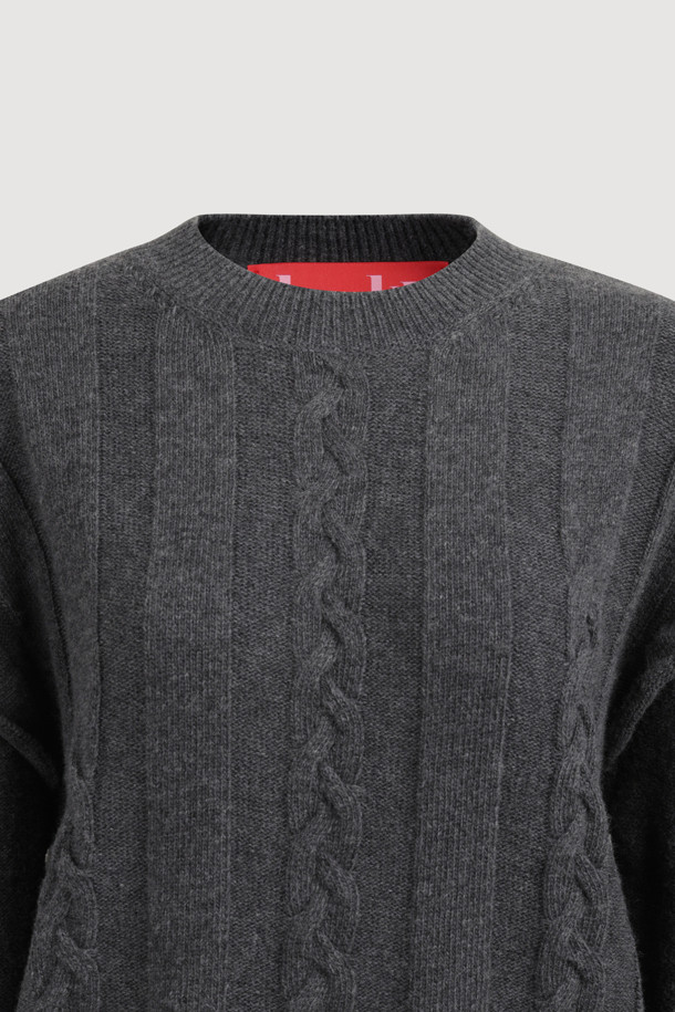 Entry 케이블 니트 풀오버 (멜란지 그레이)는 여성스러운 실루엣을 연출하는 울 혼방 소재의 두꺼운 케이블 니트 스웨터입니다. 멜란지 그레이 컬러에 라운드넥 디자인, 루즈핏으로 편안한 착용감을 선사하며, 긴 소매와 프릴 디테일이 특징입니다. 가을, 겨울 시즌 데이트룩, 카페룩, 데일리룩에 활용하기 좋으며, 니트 쇼츠와 세트 구성으로 더욱 유니크하게 연출할 수 있습니다. 캐주얼, 클래식, 미니멀 스타일을 즐겨 입는 분들께 추천합니다.
