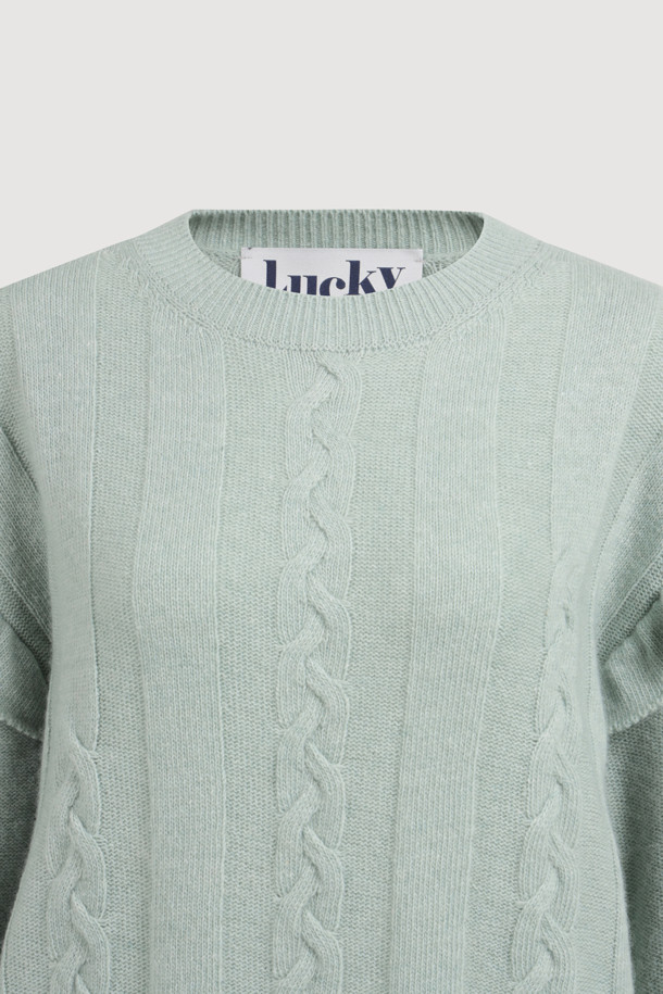 엔트리 케이블 니트 풀오버 (민트)는 부드러운 울 혼방 원사로 제작되어 포근한 착용감을 선사합니다. 라운드넥 디자인에 루즈핏으로 편안하게 착용 가능하며, 클래식하고 유니크한 분위기를 연출합니다. 케이블 패턴과 프릴 디테일이 돋보이며, 봄, 가을, 겨울 시즌에 활용하기 좋습니다. 데이트룩, 카페룩, 겨울 데일리룩 등 다양한 TPO에 어울리는 아이템으로, 니트 쇼츠와 세트 연출도 가능합니다. 미니멀, 클래식, 캐주얼 스타일을 즐겨 입는 여성분들께 추천합니다.
