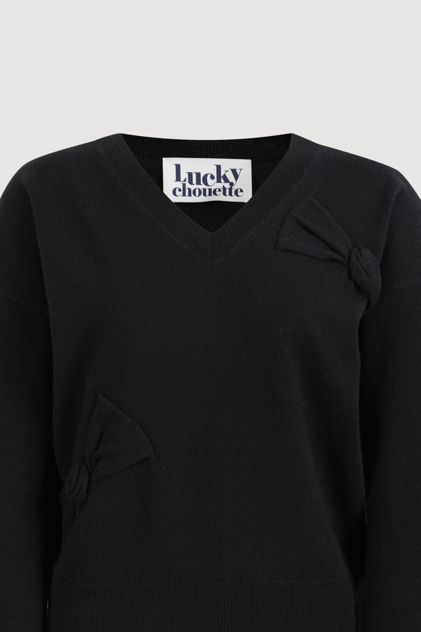 Ambo 리본 니트 풀오버 (블랙)는 여성용 상의로, 가을과 겨울에 따뜻하게 입을 수 있는 니트/스웨터입니다. 클래식과 캐주얼 스타일을 모두 소화하며, 넉넉한 오버핏과 V넥 디자인, 긴 소매가 특징입니다. 울과 면 혼방 소재로 제작되어 부드러운 촉감과 두꺼운 두께감으로 보온성을 높였습니다. 입체적인 니팅 리본 디테일이 돋보이며, 이너로 활용하거나 플레어 스커트와 함께 매치하여 데이트룩, 겨울 데일리룩, 모임룩 등 다양한 TPO에 맞춰 클래식, 캐주얼, 미니멀 스타일로 연출할 수 있습니다.
