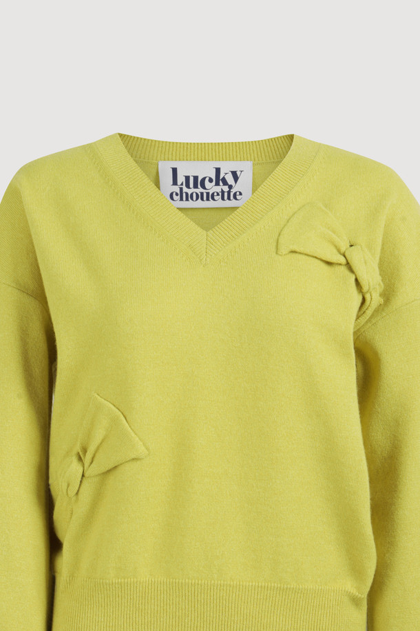 암보 리본 니트 풀오버 (라임)는 오버핏으로 제작되어 편안하면서도 유니크한 스타일을 연출합니다. 가을, 겨울 시즌에 어울리는 두꺼운 두께감과 부드러운 촉감의 울, 면 혼방 소재로 따뜻함을 선사합니다. 라운드넥 디자인에 볼륨감 있는 조직과 니팅 리본 디테일이 더해져 로맨틱하면서도 캐주얼한 무드를 자아냅니다. 데이트룩, 카페룩은 물론 겨울 데일리룩까지, 다양한 스타일을 소화하며 아우터 이너로도 활용 가능합니다. 플레어 스커트와 세트 구성으로 더욱 사랑스러운 룩을 완성할 수 있습니다.
