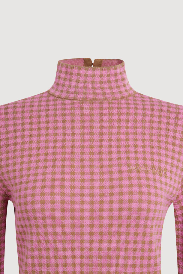깅엄 체크 하이넥 니트 풀오버 (핑크)는 부드러운 울과 면 혼방 소재로 제작되어 가을, 겨울 시즌 따뜻하게 착용하기 좋습니다. 슬림핏 디자인에 하프넥 라인으로 포근함을 더했으며, 깅엄 체크 패턴이 캐주얼하고 베이직한 분위기를 연출합니다. 뒷중심 싸개 단추 디테일과 왼쪽 가슴 로고 자수가 포인트이며, 이너용으로 활용하기 좋습니다. 데이트룩 또는 모임룩에 매치하여 스타일리시한 룩을 완성해보세요.
