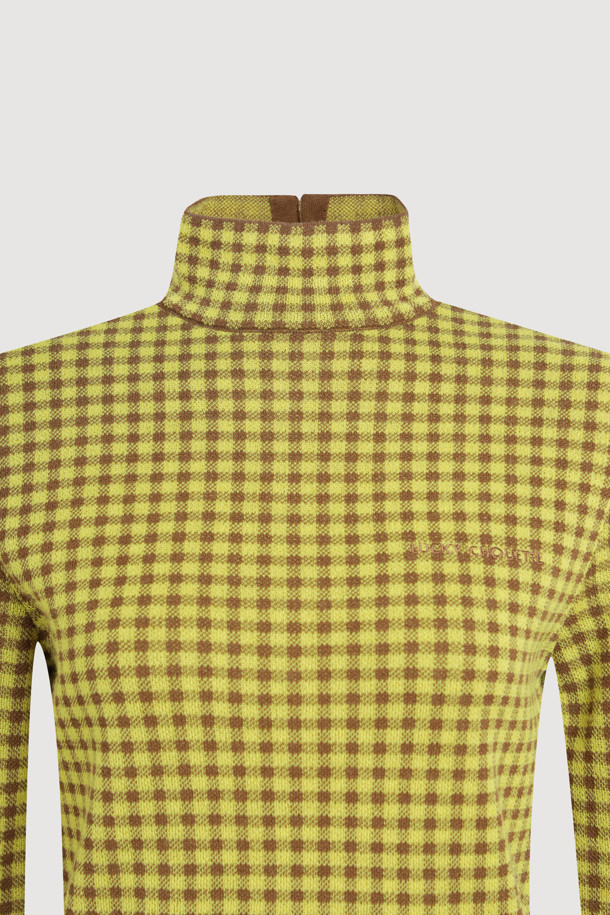 깅엄 체크 하이넥 니트 풀오버 (옐로우)는 캐주얼, 클래식, 미니멀 스타일을 즐기는 여성분을 위한 겨울, 가을용 상의입니다. 부드러운 울과 코튼 혼방 소재로 제작되어 포근하며, 두꺼운 두께감과 슬림핏으로 따뜻하고 세련된 실루엣을 연출합니다. 깅엄 체크 패턴과 하이넥 디자인이 특징이며, 뒷중심 싸개 단추 디테일과 왼쪽 가슴 로고 자수가 포인트입니다. 출근룩과 모임룩 모두 활용 가능한 이너용 아이템으로, 다양한 스타일링에 활용할 수 있습니다.
