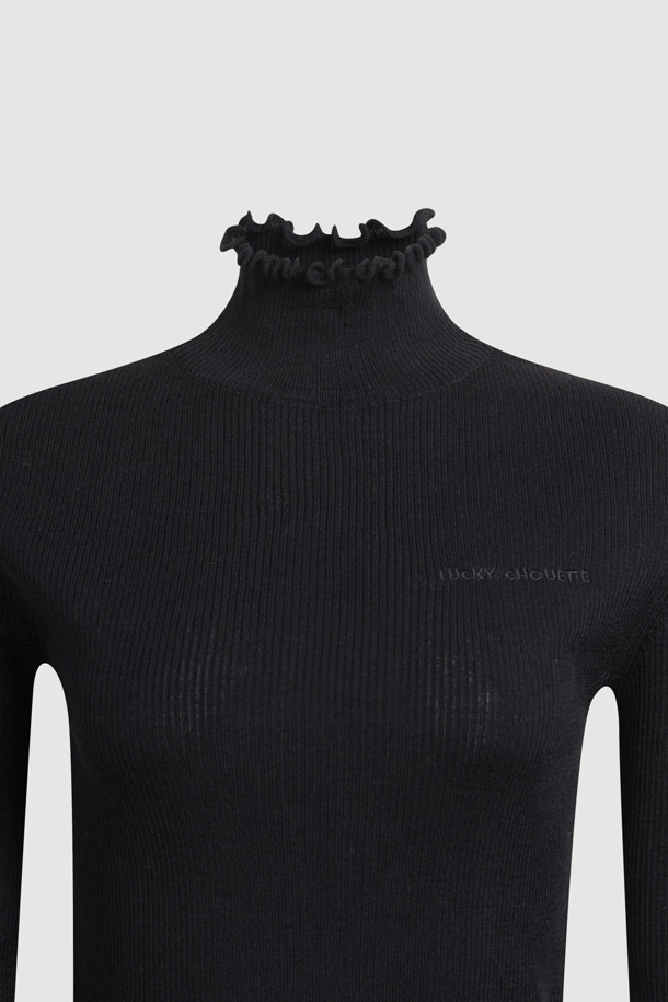 [Re-Order] 슬림 핏 솔리드 립드 니트 풀오버 (블랙)는 미니멀하고 베이직한 스타일의 여성 상의입니다. 하이 게이지 울 혼방 소재로 제작되어 부드러운 촉감을 선사하며, 가을과 겨울에 착용하기 좋습니다. 슬림 핏 디자인에 하프넥, 긴소매, 골지 패턴이 특징이며, 넥과 소매 끝단 자수 마감으로 포인트를 더했습니다. 데일리룩, 출근룩, 오피스룩, 모임룩 등 다양한 TPO에 활용 가능하며, 웨이브 디테일로 여성스러움을 강조하고 레이어드 연출이 용이합니다.
