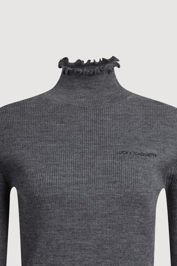 [Re-Order] 슬림 핏 솔리드 립드 니트 풀오버 (멜란지 그레이)는 가을과 겨울, 일상에서 착용하기 좋은 여성용 니트/스웨터입니다. 하이 게이지 울 혼방 소재로 제작되어 부드러운 촉감을 선사하며, 슬림 핏 디자인으로 세련된 실루엣을 연출합니다. 멜란지 그레이 컬러에 골지 패턴과 무지 디자인이 더해져 베이직하면서도 미니멀한 스타일을 완성합니다. 하프넥 라인과 긴 소매, 넥과 소매 끝단의 자수 마감, 웨이브 디테일이 특징이며, 레이어드하여 다양한 스타일을 연출할 수 있습니다. 출근룩, 오피스룩, 모임룩 등 TPO에 맞춰 클래식, 미니멀, 시크한 스타일을 연출해보세요.
