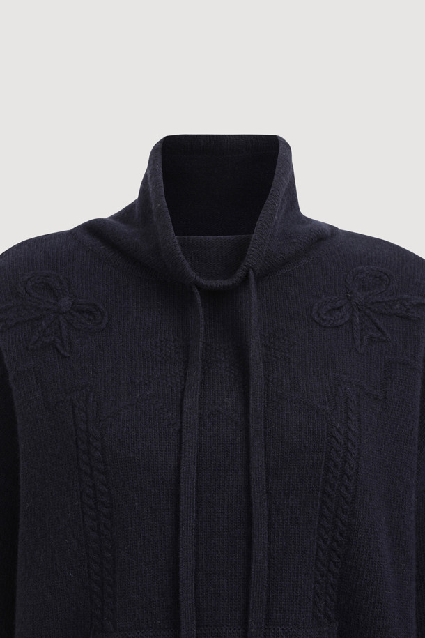 다크 네이비 색상의 리본 니트 풀오버는 여성스러운 무드를 연출하는 상의입니다. 메리노 울 100% 소재로 제작되어 부드러운 촉감과 뛰어난 보온성을 자랑하며, 넉넉한 루즈핏으로 편안하게 착용 가능합니다. 후드 디자인과 캥거루 포켓, 소매의 긴 기장이 캐주얼한 스타일을 더하고, 리본 디테일이 사랑스러운 포인트를 더합니다. 스트링 조절이 가능하여 핏을 조절할 수 있으며, 가을, 겨울철 일상룩, 집콕룩, 산책룩, 여행룩에 활용하기 좋습니다. 베이직하면서도 미니멀, 클래식한 스타일을 즐기는 분들께 추천합니다.
