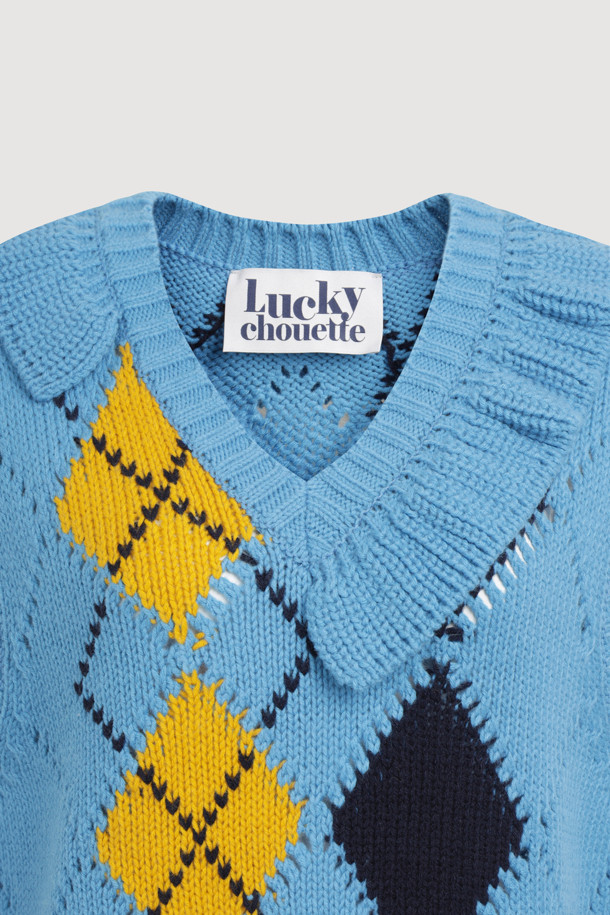 아르갈 프릴 니트 베스트 (블루)는 여성스러운 무드를 더해줄 캐주얼 스타일의 베스트입니다. 울 소재로 제작되어 가을, 겨울 시즌에 따뜻하게 착용할 수 있으며, 레귤러 핏과 스탠다드 기장으로 편안한 착용감을 선사합니다. 아가일 패턴과 프릴 디테일, 아일렛 조직이 더해져 디자인의 포인트를 더했으며, 라운드넥과 민소매 디자인으로 다양한 이너와 레이어드하여 데이트룩, 모임룩, 또는 미니멀한 스타일 연출에도 활용하기 좋습니다. 블루, 옐로우, 네이비 세 가지 컬러로 출시되어 취향에 맞는 색상을 선택할 수 있습니다. 부드러운 촉감으로 기분 좋은 착용감을 느끼실 수 있습니다.
