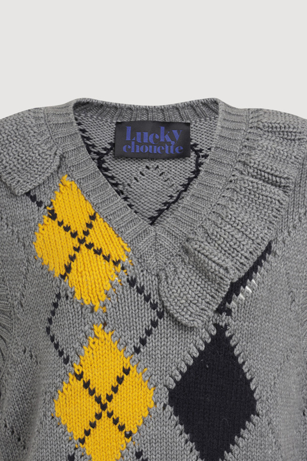 멜란지 그레이 컬러의 Argyle Frill Knit Vest (아르가일 프릴 니트 베스트)입니다. 여성용 니트 베스트로, 가을과 겨울에 따뜻하게 착용하기 좋습니다. 부드러운 울 소재에 아가일 패턴과 넥 라인의 프릴 디테일이 돋보이며, 스탠다드 핏으로 캐주얼, 클래식, 미니멀 스타일 모두 소화 가능합니다. 라운드넥과 민소매 디자인으로 다양한 레이어드 연출이 용이하며, 모임룩에도 활용할 수 있습니다. 중간 두께감으로 간절기부터 겨울까지 폭넓게 활용할 수 있는 아이템입니다.
