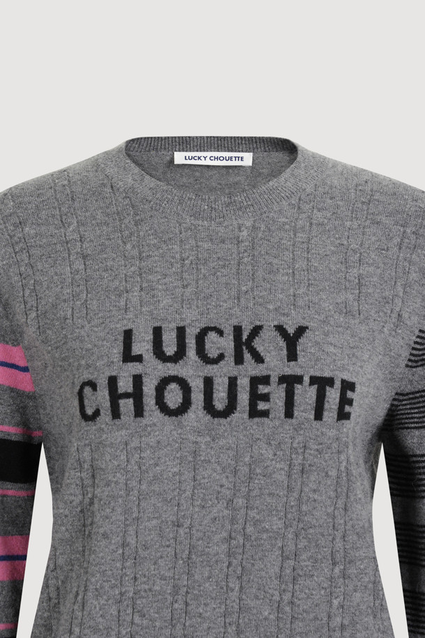 멜란지 그레이 컬러의 Stripe Sleeve 슬림핏 니트 풀오버입니다. 울과 캐시미어 혼방 소재로 제작되어 부드러운 촉감을 선사하며, 가을과 겨울에 따뜻하게 착용할 수 있습니다. 슬림핏 라운드넥 디자인에 소매 스트라이프 패턴과 클래식 케이블 조직이 돋보이며, LUCKY 로고 자카드 디테일로 포인트를 더했습니다. 출근룩과 모임룩은 물론, 클래식, 캐주얼, 미니멀한 스타일 모두 소화 가능한 활용도 높은 아이템입니다.
