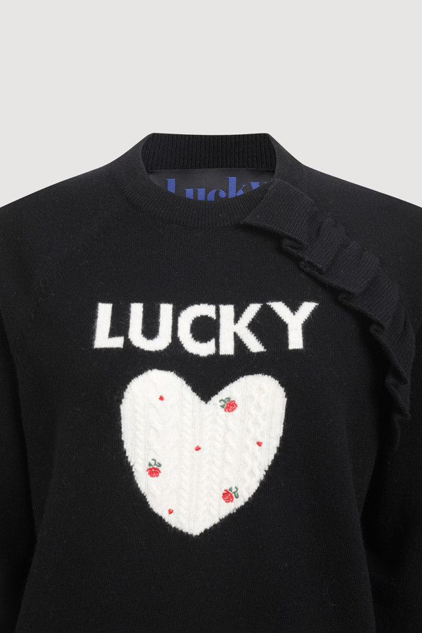 럭키 포인트 프릴 니트 풀오버 (블랙)는 여성들을 위한 캐주얼 스타일의 니트/스웨터입니다. 가을, 겨울 시즌에 어울리는 두꺼운 두께감의 긴소매 제품으로, 부드러운 촉감과 루즈핏이 편안한 착용감을 선사합니다. 라운드넥 디자인에 래글런 소매, 프릴 디테일, 자수 장식이 더해져 사랑스러운 분위기를 연출하며, 하트, 케이블, 플라워 패턴이 돋보입니다. 데이트룩, 모임룩으로 활용 가능하며, 이너로도 다양하게 코디할 수 있어 활용도가 높습니다. 캐주얼, 클래식, 미니멀 스타일을 즐겨 입는 분들께 추천합니다.
