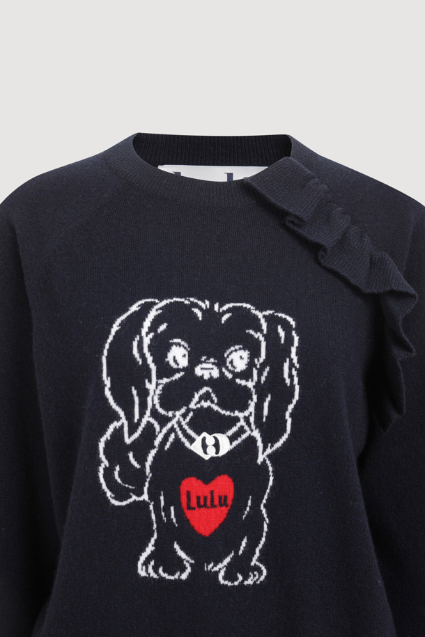 **Lulu Point 프릴 니트 풀오버 (다크 네이비)**

캐주얼, 클래식, 미니멀 스타일을 모두 아우르는 여성용 니트 풀오버입니다. 부드러운 울, 캐시미어, 나일론 혼방 소재로 제작되어 가을과 겨울에 따뜻하게 착용할 수 있습니다. 럭키 루루 캐릭터 자카드 패턴과 프릴 디테일이 사랑스러운 포인트를 더합니다. 래글런 소매의 루즈핏 라운드넥 디자인으로 편안한 착용감을 선사하며, 모임룩으로도 활용하기 좋습니다. 다크 네이비 컬러로 어떤 하의와도 쉽게 매치할 수 있습니다.
