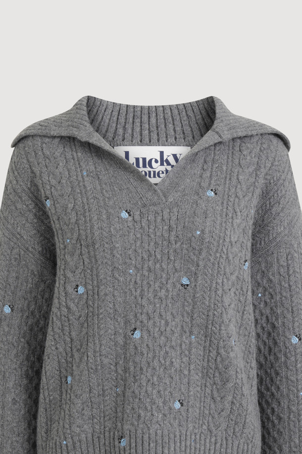 멜란지 그레이 컬러의 케이블 자수 카라 니트 풀오버입니다. 울, 캐시미어, 나일론 혼방 소재로 제작되어 부드러운 촉감과 두꺼운 두께감으로 따뜻하게 착용할 수 있습니다. 클래식한 무드와 루즈핏 디자인으로 편안하면서도 세련된 스타일을 연출하며, 노치넥과 긴 소매, 플라워 자수 디테일이 포인트입니다. 출근룩, 오피스룩, 모임룩 등 다양한 TPO에 활용 가능하며, 미니멀하고 클래식한 스타일을 선호하는 여성분들께 추천합니다.
