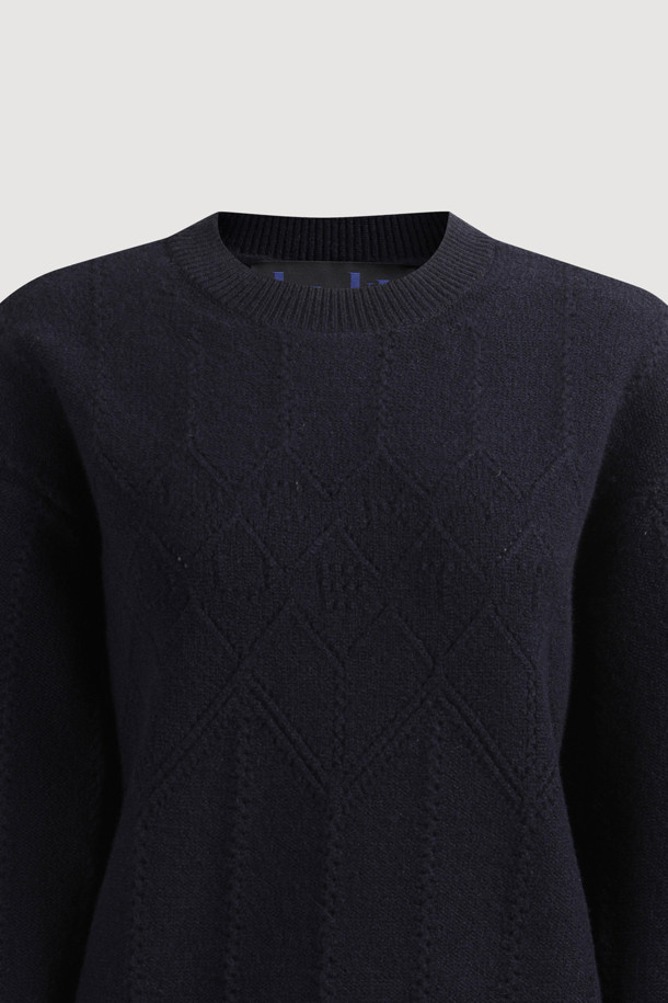 럭키 테이프 니트 풀오버 (다크 네이비)는 가을과 겨울, 페미닌하면서도 캐주얼한 무드를 연출하는 여성용 니트입니다. 울과 나일론 혼방 소재로 제작되어 포근한 촉감을 선사하며, 두꺼운 두께감으로 따뜻하게 착용할 수 있습니다. 크롭 기장의 루즈핏이며, 라운드넥 디자인에 아가일 & 로고 패턴이 적용되었습니다. 왼쪽 어깨 럭키 로고 테이프 디테일과 스카시 조직, 럭키 레터링이 포인트로, 모임룩, 캐주얼, 클래식, 미니멀 스타일 모두 소화 가능합니다. 긴 소매 기장으로 간절기부터 겨울까지 폭넓게 활용할 수 있습니다.
