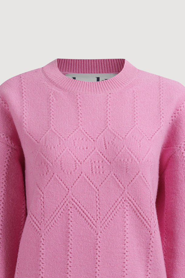 사랑스러운 핑크 컬러의 럭키 테이프 니트 풀오버입니다. 부드러운 울과 나일론 혼방 소재로 제작되어 가을, 겨울 시즌 따뜻하게 착용할 수 있습니다. 페미닌한 무드의 루즈핏 크롭 기장으로, 아가일 패턴과 언발란스 로고 테이프, 스카시 조직 디테일이 돋보입니다. 라운드넥과 긴 소매 디자인으로 클래식하면서도 미니멀한 스타일을 연출하며, 데이트룩이나 모임룩에 활용하기 좋습니다. 보온 기능을 갖춰 추운 날씨에도 포근함을 선사합니다.
