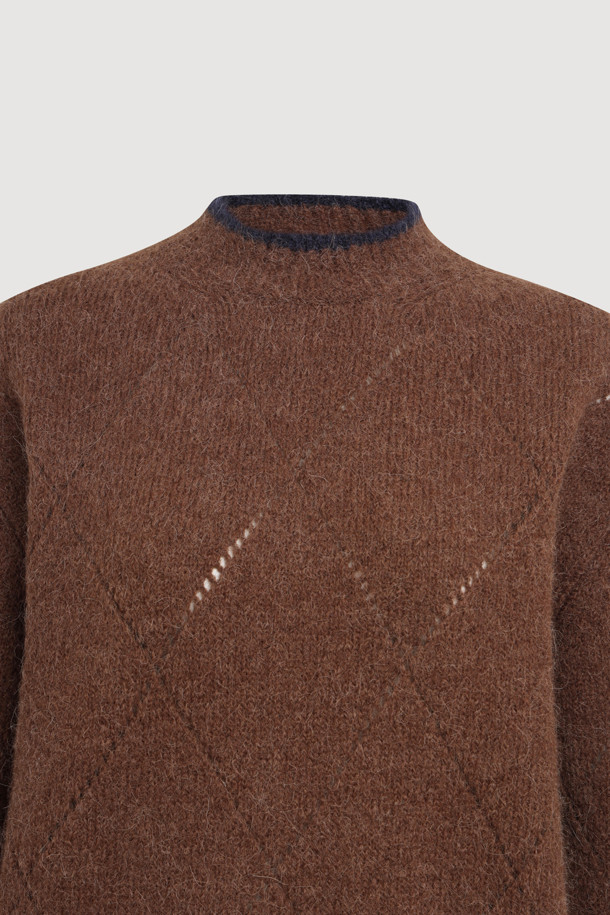 **아가일 니트 풀오버 (브라운)**는 알파카 혼방 소재로 제작되어 포근한 촉감을 선사하는 여성용 니트입니다. 가을과 겨울에 어울리는 얇은 두께의 긴 소매 라운드넥 니트로, 클래식하면서도 유니크한 아가일 패턴이 특징입니다. 스카시 조직감과 러플 디테일이 돋보이며, 다양한 스타일 연출을 위해 레이어드하여 착용할 수 있습니다. 데이트룩, 모임룩, 미니멀, 캐주얼 스타일 모두 소화 가능한 활용도 높은 아이템입니다. 루즈핏으로 편안하게 착용할 수 있습니다.
