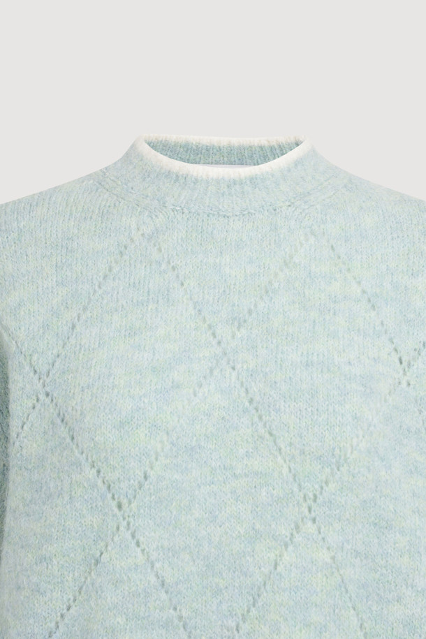 민트 색상의 아가일 니트 풀오버는 여성스러움을 더하는 러플 디테일과 스카시 조직감으로 포인트를 주었습니다. 알파카 혼방 소재로 제작되어 포근한 촉감을 선사하며, 얇은 두께감으로 간절기부터 겨울까지 레이어드하여 활용하기 좋습니다. 라운드넥과 루즈핏 디자인은 클래식하면서도 캐주얼한 무드를 연출하며, 모임룩, 데이트룩 등 다양한 스타일링에 적합합니다. 긴소매 기장과 레귤러 기장으로 편안하게 착용 가능하며, 미니멀한 스타일을 즐기는 분들께 추천합니다.
