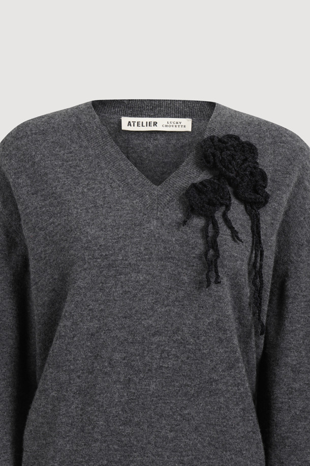 [Atelier] 플라워 모티브 V넥 니트 풀오버 (멜란지 그레이)는 가을, 겨울 시즌 여성들을 위한 상의입니다. 유니크하면서도 클래식한 스타일을 추구하며, 데이트룩, 모임룩, 겨울 데일리룩에 모두 잘 어울립니다. 부드러운 촉감의 울, 캐시미어, 나일론 혼방 소재로 제작되어 편안한 착용감을 선사합니다. V넥 디자인에 벨벳틴 원사 코르사쥬 장식이 포인트로 더해졌으며, 핸드메이드 디테일이 돋보이는 자연스러운 실루엣을 연출합니다. 
