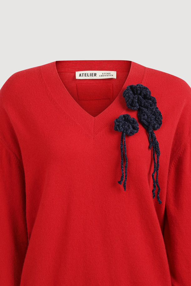 [Atelier] 플라워 모티브 브이넥 니트 풀오버 (레드)는 울, 캐시미어, 나일론 혼방 소재로 제작되어 부드러운 촉감과 따뜻함을 선사합니다. 가을, 겨울 시즌을 위한 두꺼운 두께감과 긴 소매 기장으로 포근함을 더하며, 레귤러핏과 브이넥 디자인이 여성스러운 실루엣을 연출합니다. 클래식하면서도 유니크한 플라워 패턴과 코르사쥬 장식이 돋보이며, 웨어러블한 디자인에 벨벳틴 원사를 사용하여 고급스러움을 더했습니다. 데이트룩, 모임룩, 겨울 데일리룩 등 다양한 TPO에 맞춰 클래식, 로맨틱, 미니멀 스타일을 연출해보세요.
