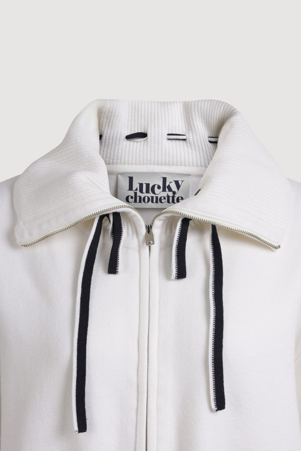 빅 카라 니트 가디건(아이보리)은 부드러운 울 소재로 제작되어 가을, 겨울 시즌에 따뜻하게 착용하기 좋습니다. 캐주얼한 무드의 루즈핏으로 편안한 착용감을 선사하며, 빅 카라 디자인이 포인트를 더합니다. 금속 지퍼와 아웃 포켓 디테일, 로고 배색, 스트라이프 니팅 테잎, 그리고 볼륨감 있는 카라가 특징입니다. 데일리룩, 카페룩, 모임룩 등 다양한 TPO에 활용하기 좋으며, 캐주얼, 클래식, 미니멀 스타일을 연출할 수 있습니다. 긴 소매 기장에 두꺼운 두께감으로 포근함을 더한 아이보리 컬러의 니트 가디건입니다.
