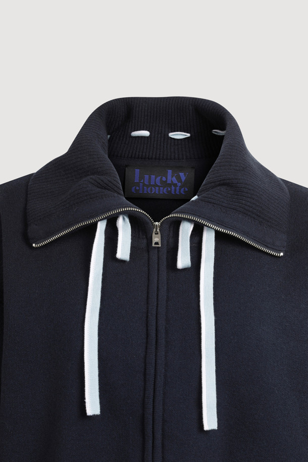 빅 카라 니트 가디건 (다크 네이비)은 캐주얼하고 클래식한 무드를 연출하는 여성용 가디건입니다. 가을, 겨울에 적합하며, 두꺼운 울 소재로 제작되어 따뜻하게 착용할 수 있습니다. 넉넉한 루즈핏에 지퍼형 여밈 방식이 적용되었으며, 빅 카라 디자인과 아웃포켓 디테일이 포인트를 더합니다. 또한, 로고 배색과 스트라이프 니팅 테잎 디테일로 디자인의 완성도를 높였습니다. 데일리룩, 카페룩, 동네 마실룩 등 편안한 상황에 잘 어울립니다.
