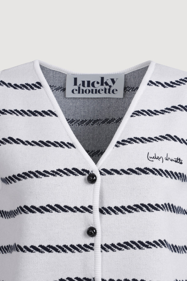 **Stripe 니트 베스트 (아이보리)**

부드러운 촉감의 니트 소재로 제작된 여성용 베스트입니다. 아이보리 컬러에 V넥 디자인으로, 봄, 가을 시즌에 캐주얼하게 착용하기 좋습니다. 루프 아트웍 자카드 패턴과 금속 단추 디테일이 돋보이며, 스탠다드핏 또는 루즈핏으로 연출할 수 있습니다. 레이어링하여 다양한 스타일을 연출하거나 단독으로 착용하여 데이트룩, 카페룩에 포인트를 더해보세요. 미니멀, 클래식 스타일을 선호하는 분들께 추천합니다.
