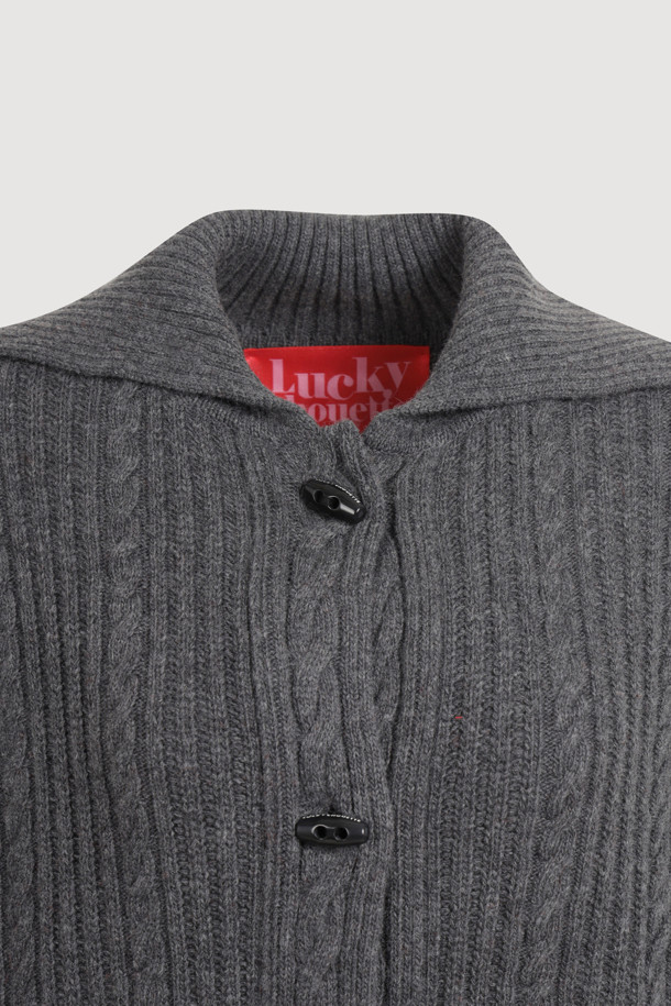 멜란지 그레이 컬러의 Entry 케이블 니트 가디건입니다. 부드러운 울 소재로 제작되어 가을, 겨울에 따뜻하게 착용할 수 있습니다. 클래식하고 캐주얼한 스타일을 모두 소화하며, 루즈핏과 브이넥 디자인으로 편안함을 더했습니다. 토글 단추 디테일과 럭키 로고, 스트라이프 느낌의 케이블 & 립 패턴 조직감이 특징입니다. 데이트룩, 카페룩, 겨울 데일리룩 등 다양한 TPO에 활용 가능하며, 스타일리시한 미니멀룩을 연출할 수 있습니다.
