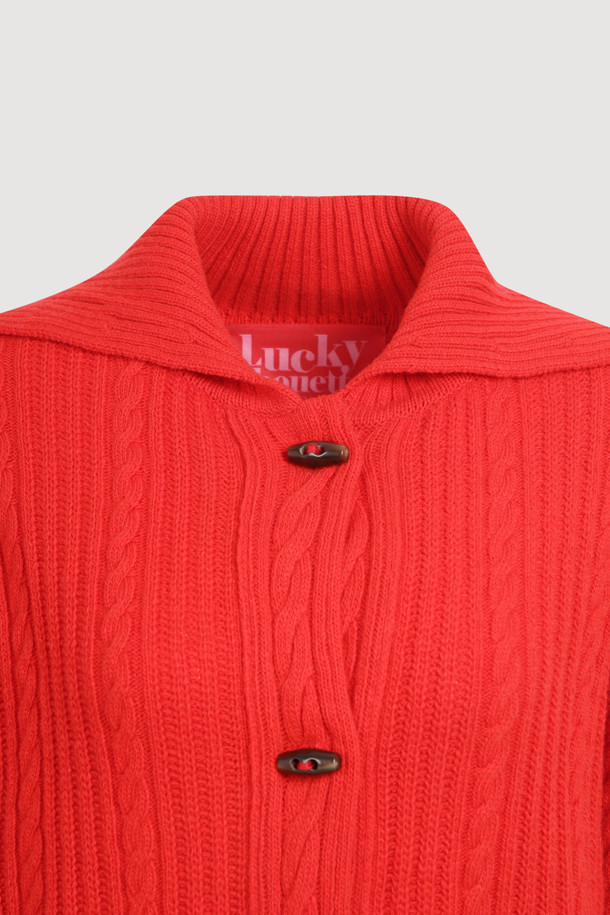 엔트리 케이블 니트 가디건 (레드)은 가을과 겨울 시즌, 클래식하고 캐주얼한 스타일을 연출하고 싶은 여성분들을 위한 아이템입니다. 부드러운 울 소재로 제작되어 포근한 착용감을 선사하며, 얇은 두께감으로 간절기에도 부담 없이 즐길 수 있습니다. 크롭 기장에 루즈핏으로 편안함을 더하고, 라운드넥과 립 조직 디테일, 로고 토글 단추, 스트라이프 느낌의 케이블 조직, 앞 중심 볼드한 케이블 조직이 특징입니다. 데일리룩, 카페룩, 모임룩 등 다양한 TPO에 매치하여 클래식, 캐주얼, 미니멀 스타일을 완성해보세요.
