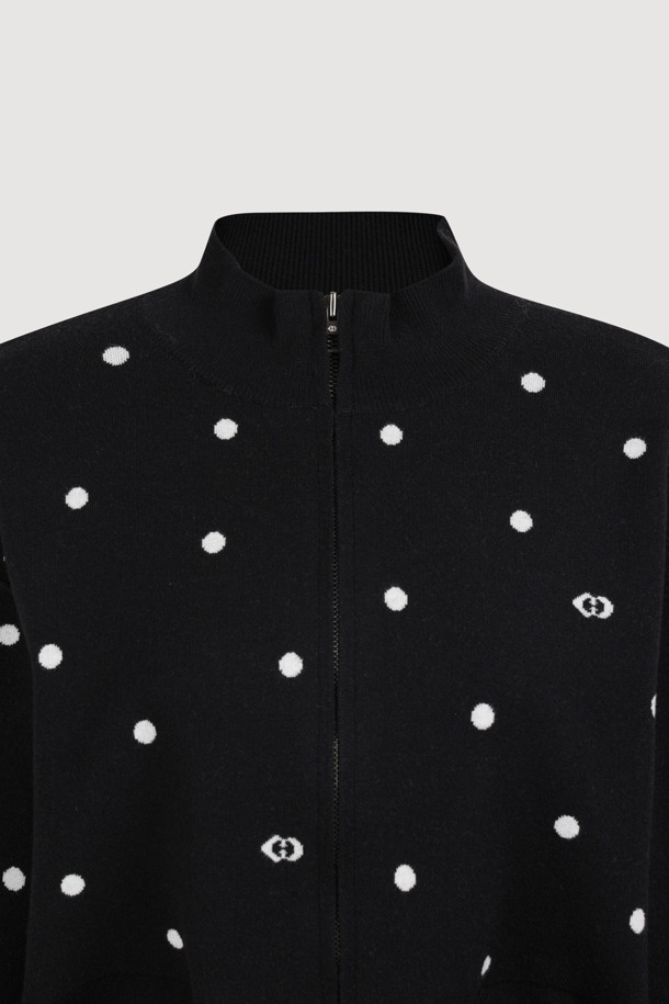[Re-Order] 도트 짚업 니트 카디건 (블랙)은 부드러운 니트 소재의 여성용 카디건입니다. 릴랙스 핏과 라운드넥 디자인으로 편안한 착용감을 선사하며, 캐주얼 및 베이직 스타일을 연출하기 좋습니다. 도트 패턴과 드롭 숄더, 소매 이밴드, 포켓, 리본 디테일이 돋보이며, 집업 방식으로 간편하게 착용할 수 있습니다. 일상, 동네 마실룩, 집콕룩 등 다양한 TPO에 활용 가능하며, 미니멀하고 클래식한 스타일을 선호하는 분들께 추천합니다. 자카드 조직으로 제작되어 더욱 고급스러운 느낌을 줍니다.
