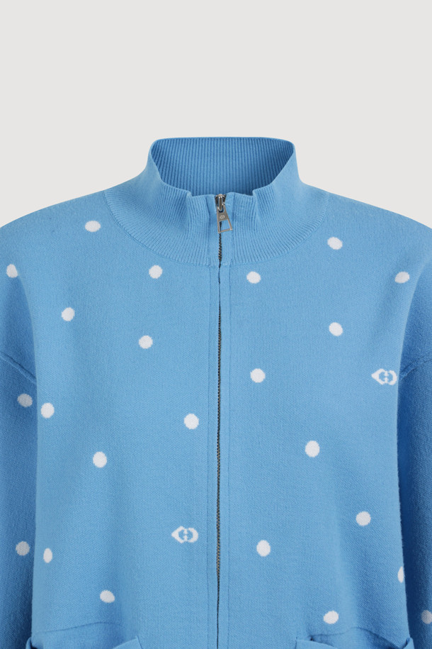 도트 집업 니트 가디건 (블루)은 캐주얼, 미니멀, 로맨틱 스타일을 즐기는 여성들을 위한 아이템입니다. 봄, 가을에 어울리는 이 니트 가디건은 부드러운 촉감의 니트 소재로 제작되었으며, 루즈핏으로 편안한 착용감을 선사합니다. 도트 패턴과 드롭 숄더, 소매 이밴드, 포켓 리본 디테일이 디자인의 특징이며, 데이트룩과 봄 소풍룩에 매치하기 좋습니다. 중간 두께의 집업 스타일로 간절기 날씨에 유용하며, 일상복으로 활용하기 좋습니다.
