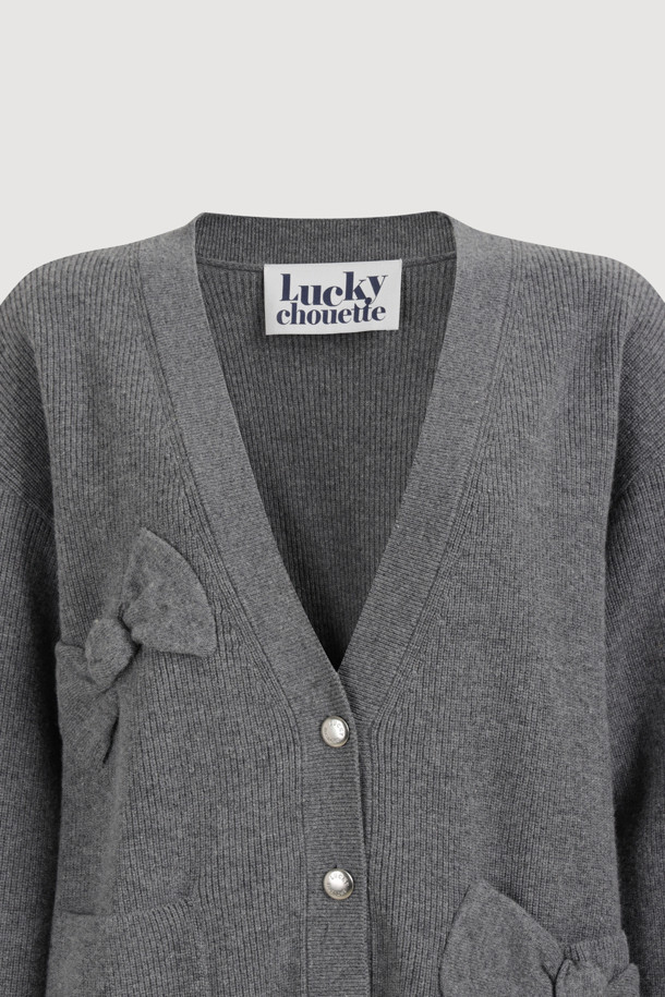 [Re-Order] Ambo 리본 니트 가디건 (멜란지 그레이)는 가을과 겨울에 즐겨 입기 좋은 여성용 니트 가디건입니다. 멜란지 그레이 컬러에 울과 코튼 혼방 소재로 제작되어 부드러운 촉감을 선사하며, 루즈핏으로 편안하게 착용할 수 있습니다. 클래식과 캐주얼 무드를 넘나드는 디자인으로, 입체적인 니팅 리본 디테일과 금속 단추, 주머니 디테일이 특징입니다. 데이트룩, 카페룩, 겨울 데일리룩 등 다양한 TPO에 활용 가능하며, 타이트한 이너와 데님 하의와 함께 스타일리시하게 연출하거나 오버핏 아우터 안에 레이어드하여 따뜻하게 입을 수 있습니다.
