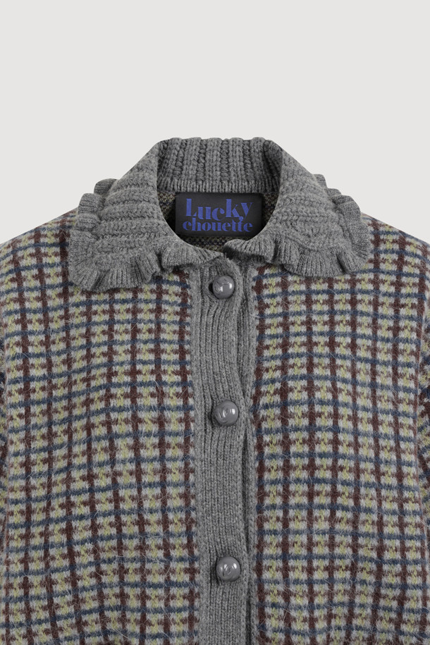 컬러드 카라 체크 니트 가디건 (멀티 컬러)은 울과 앙고라 소재 혼방으로 제작되어 부드러운 촉감과 뛰어난 보온성을 자랑합니다. 가을과 겨울 시즌, 일상에서 페미닌하고 캐주얼한 스타일을 연출하기 좋습니다. 칼라 디테일과 프릴, 금속 단추, 앞 포켓, 블루종 스타일이 돋보이며 루즈핏으로 편안하게 착용 가능합니다. 체크 패턴과 긴 소매 기장으로 세련된 분위기를 더하며, 데이트룩, 모임룩, 출근룩 등 다양한 TPO에 활용할 수 있습니다. 캐주얼, 클래식, 로맨틱 무드를 모두 아우르는 스타일을 완성해 보세요.
